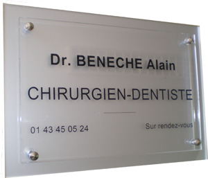 Plaque transparente avec support bleu