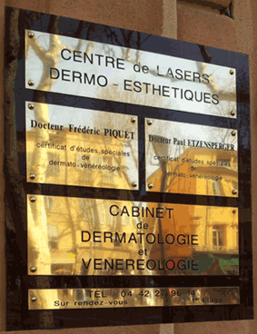 Support plexiglass fum&eacute; + plaques laiton poli miroir