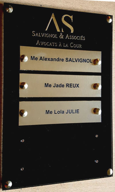 Support plexiglass couleur noir plaque laiton